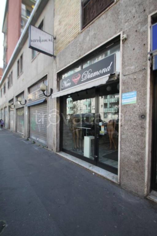 negozio in affitto a Milano in zona Lorenteggio