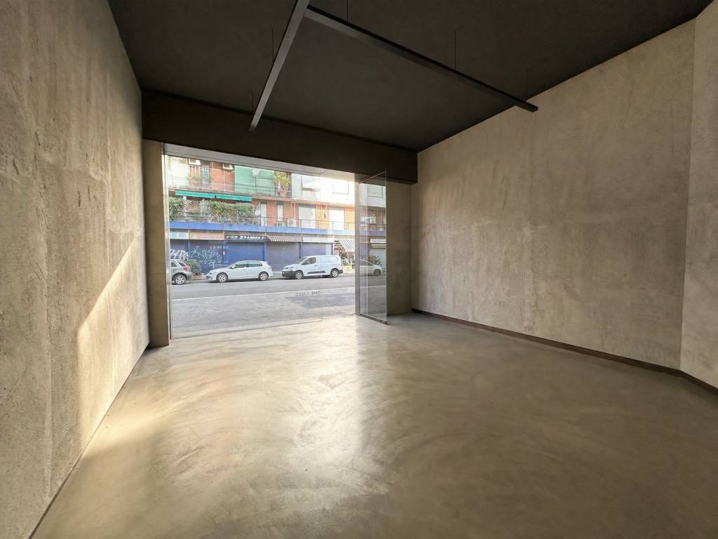 negozio in affitto a Milano in zona Adriano