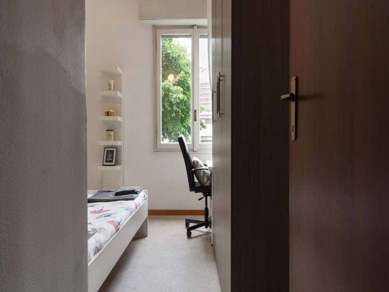 negozio in affitto a Milano in zona Lorenteggio