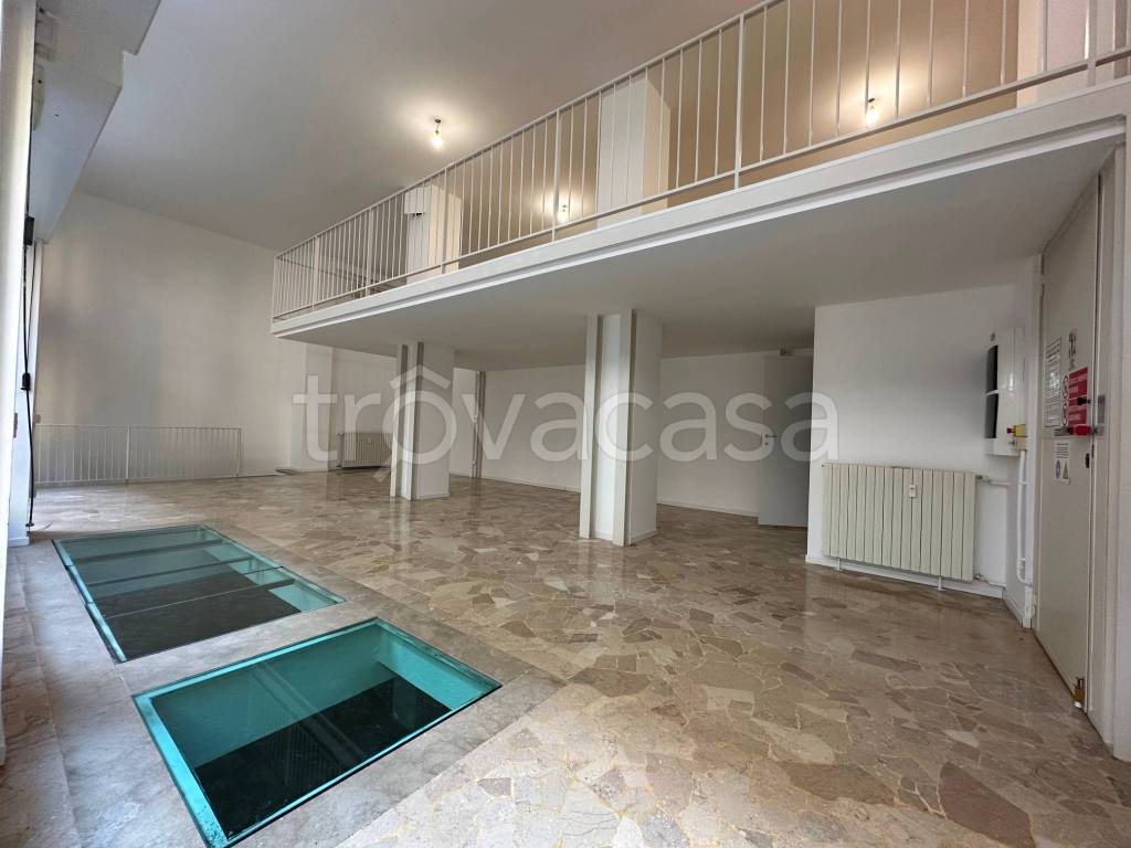 negozio in affitto a Milano