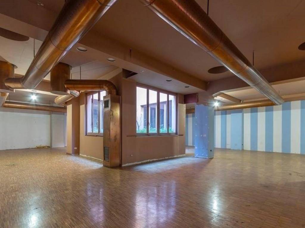 negozio in affitto a Milano in zona Centro Direzionale