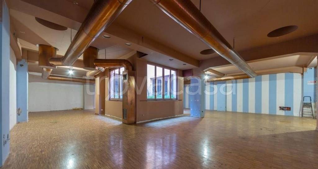 negozio in affitto a Milano