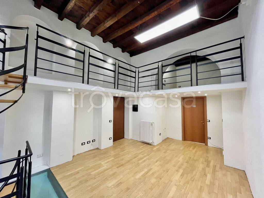 negozio in affitto a Milano in zona Isola