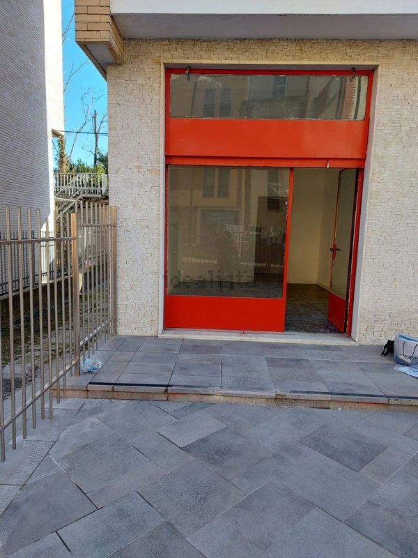 negozio in affitto a Milano in zona Ponte Lambro