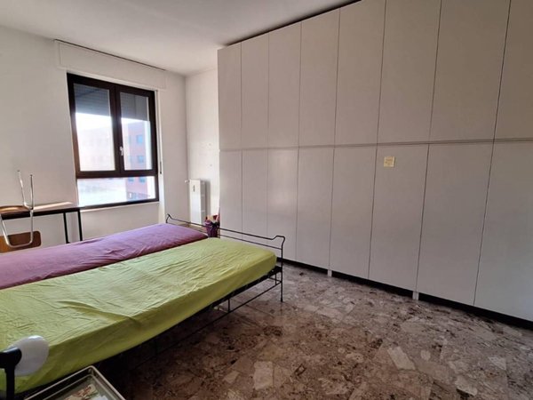 negozio in affitto a Milano in zona Famagosta