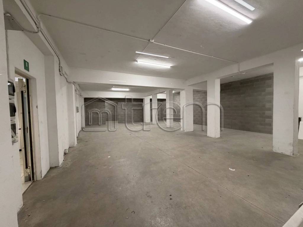 negozio in affitto a Milano in zona Gallaratese
