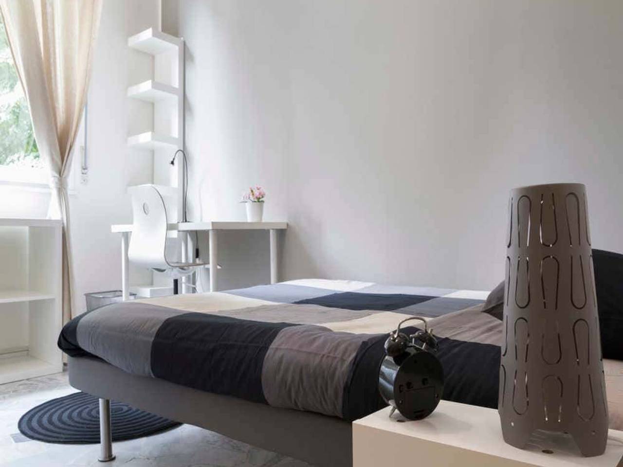 negozio in affitto a Milano in zona Lorenteggio