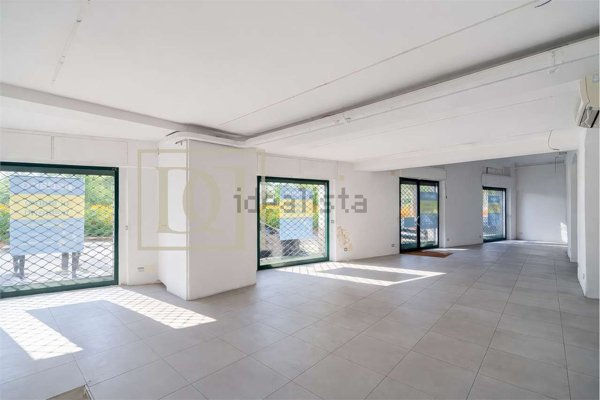 negozio in affitto a Milano in zona XXII Marzo