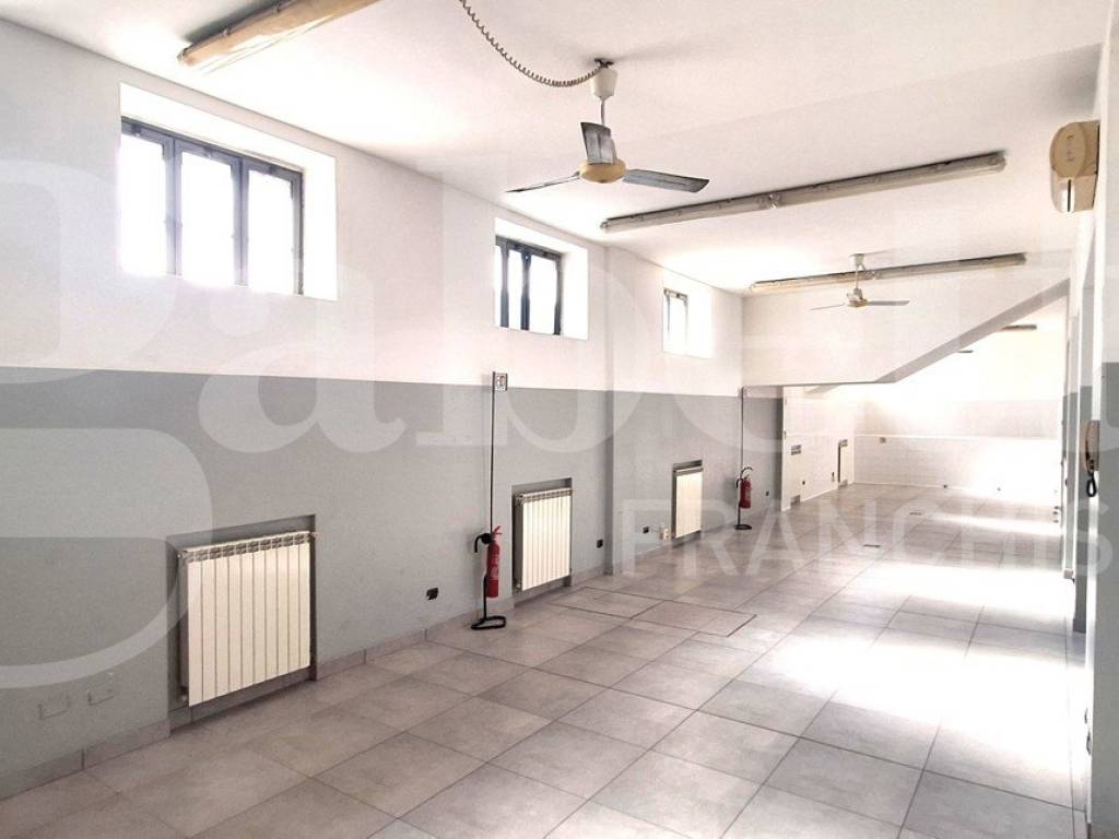 negozio in affitto a Milano in zona Barona