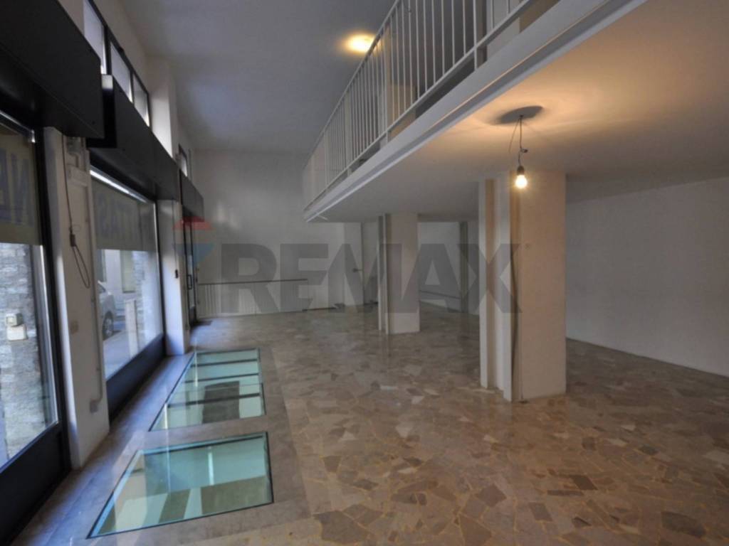 negozio in affitto a Milano