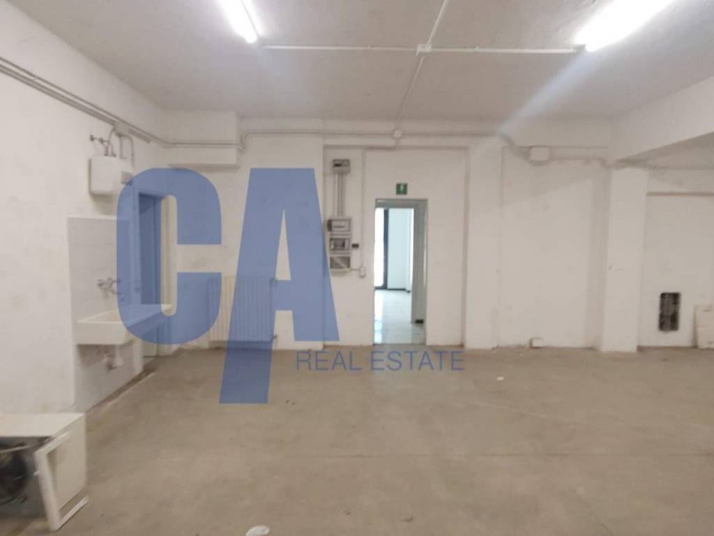 negozio in affitto a Milano in zona Gallaratese