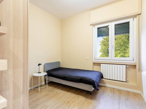 negozio in affitto a Milano in zona Segnano