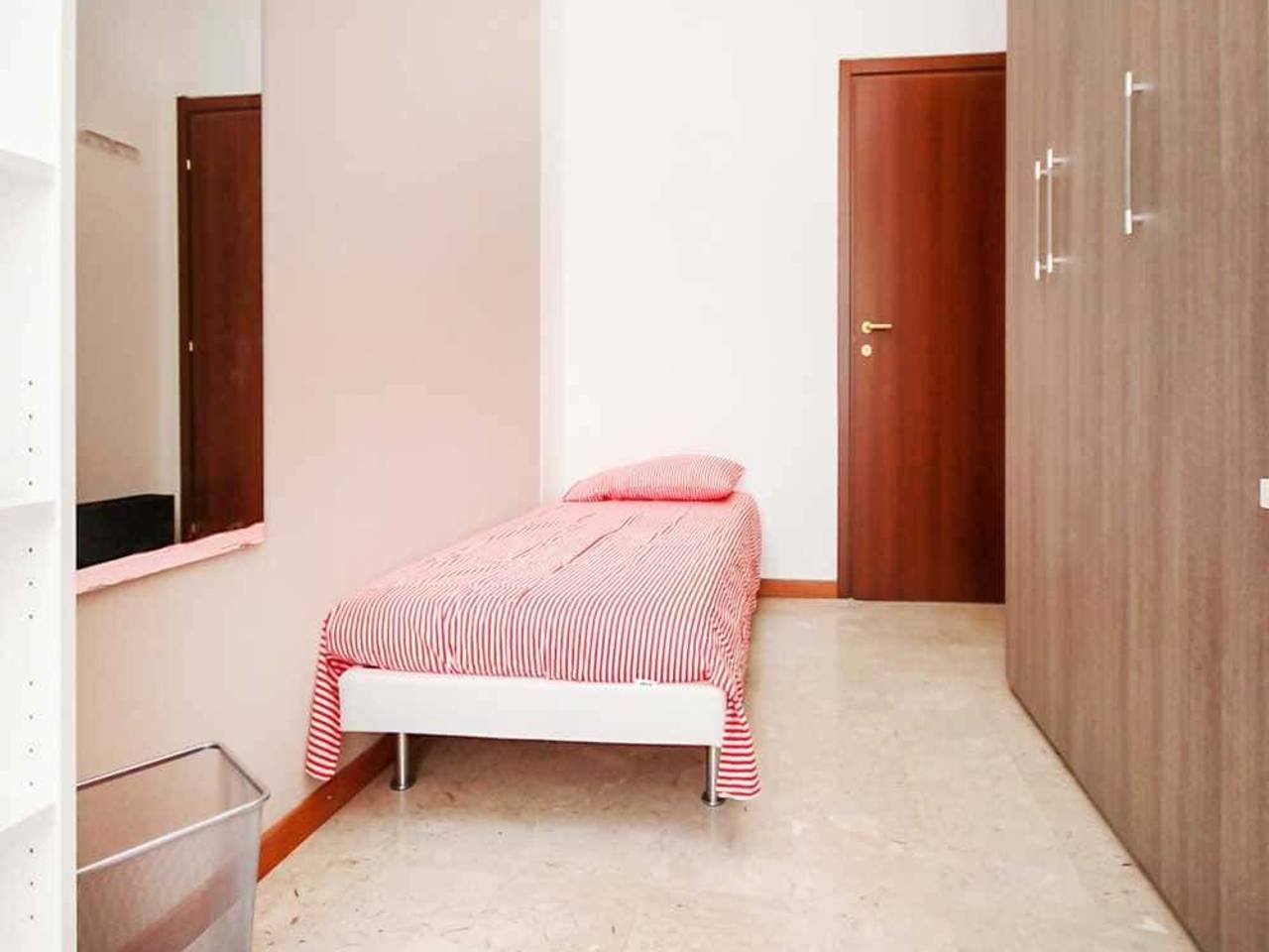negozio in affitto a Milano in zona Famagosta