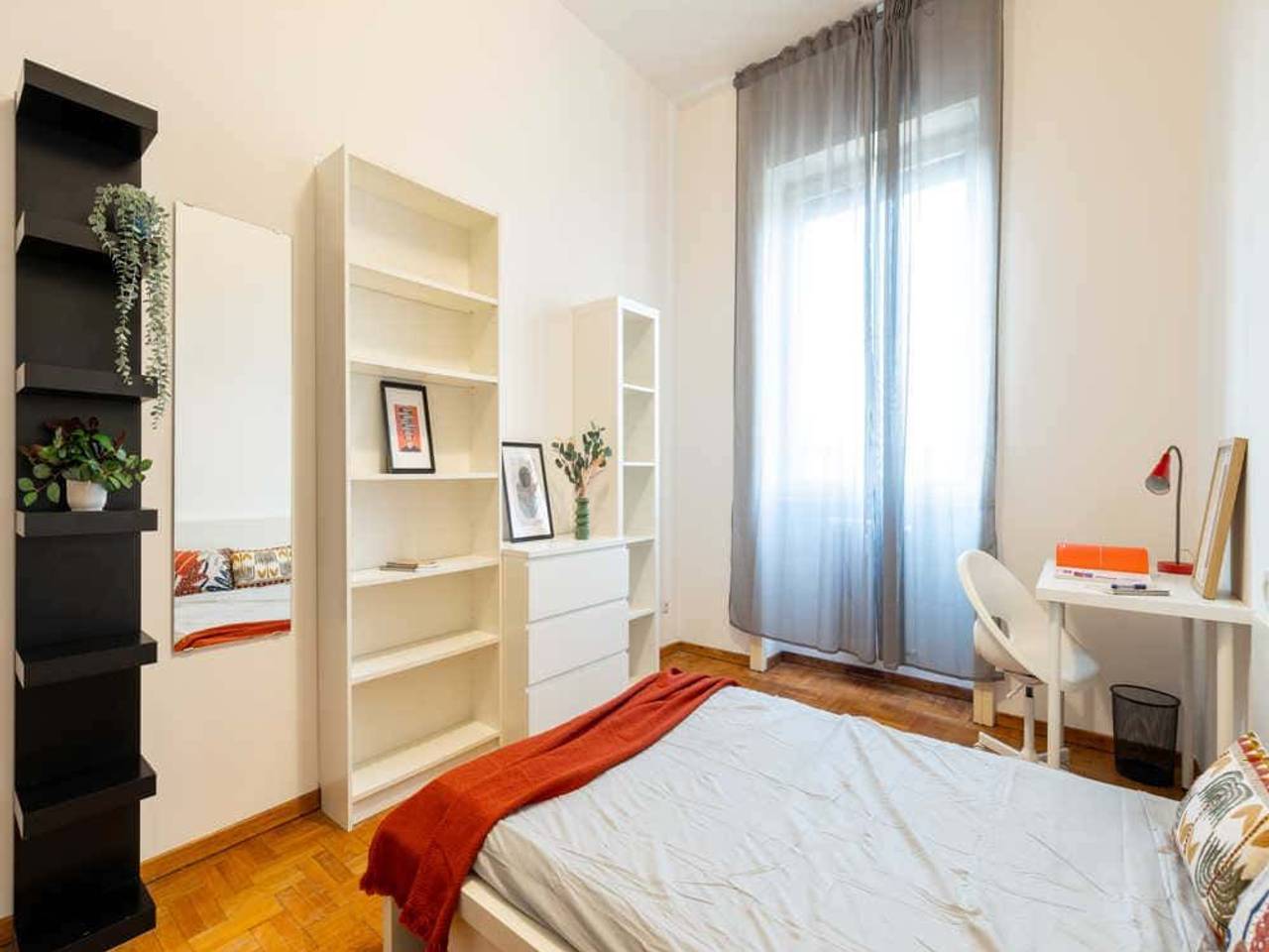negozio in affitto a Milano in zona Porta Genova