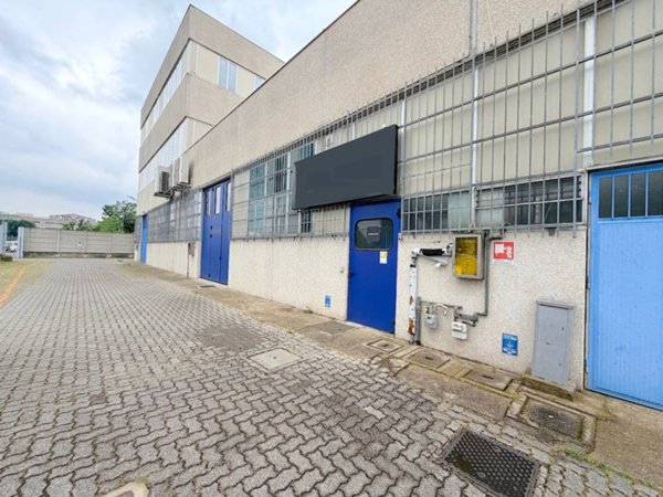 negozio in affitto a Milano in zona Baggio