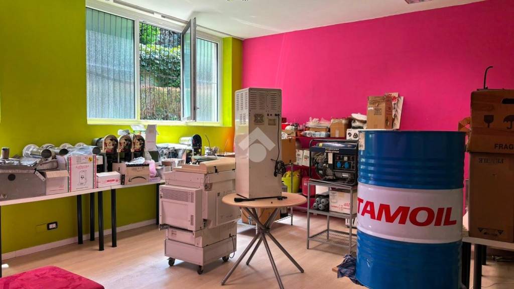 negozio in affitto a Milano in zona Quarto Oggiaro