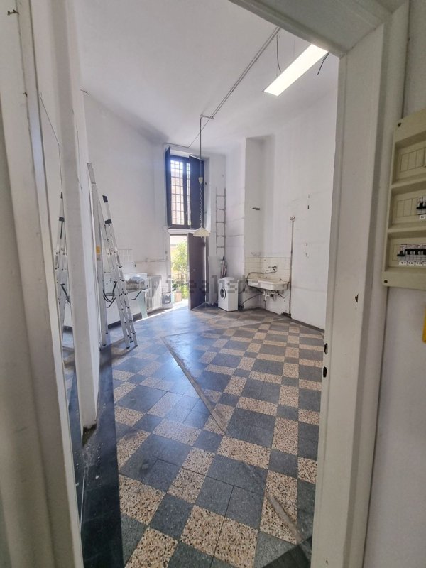 negozio in affitto a Milano in zona XXII Marzo