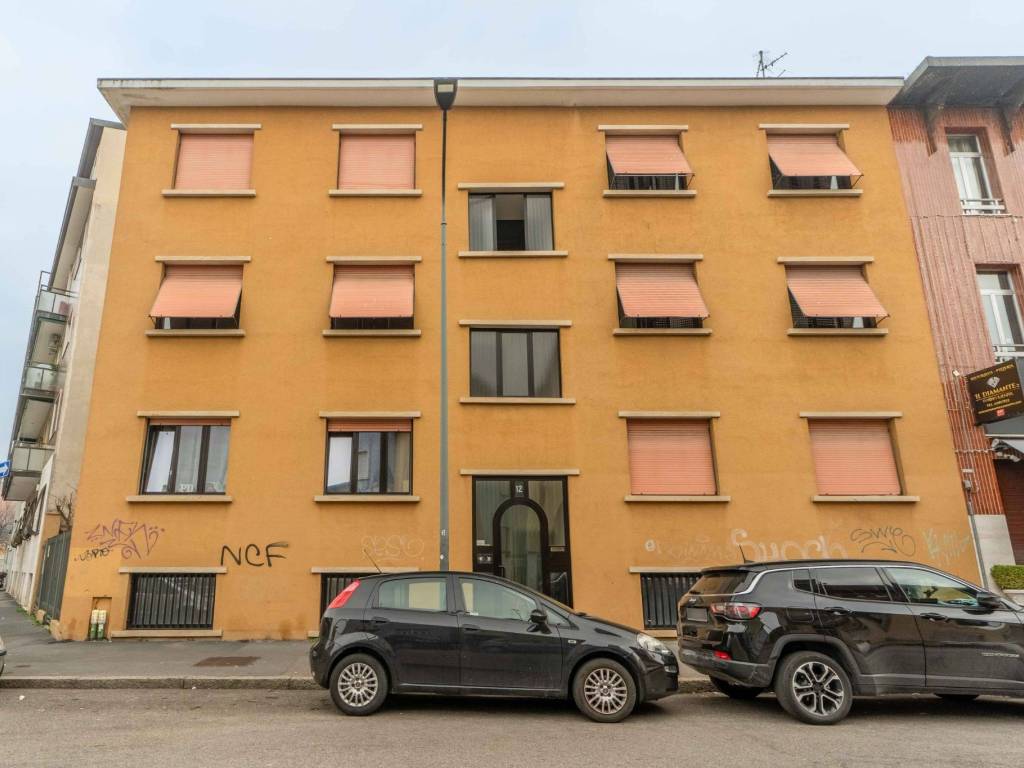 locale commerciale in affitto a Milano in zona Barona