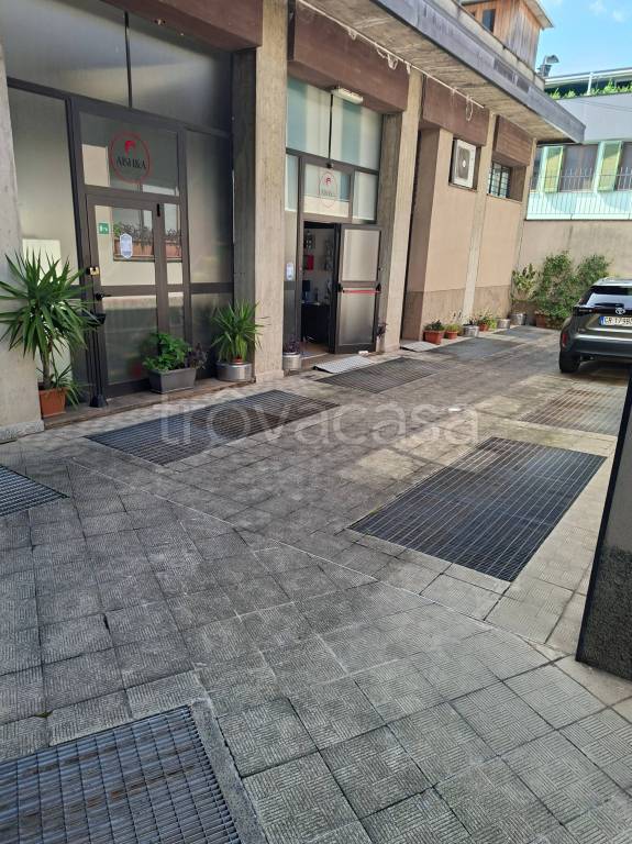 locale commerciale in affitto a Milano
