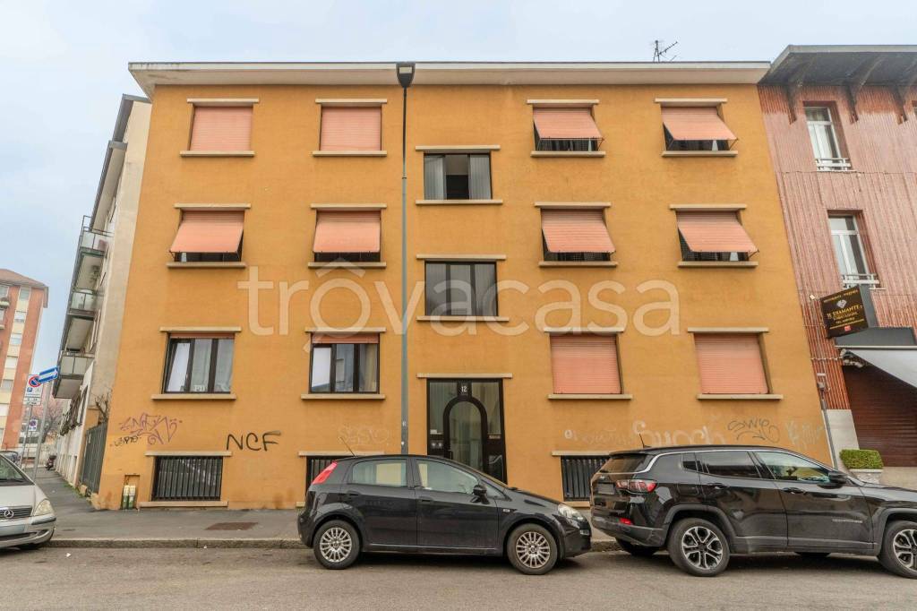 locale commerciale in affitto a Milano in zona Famagosta