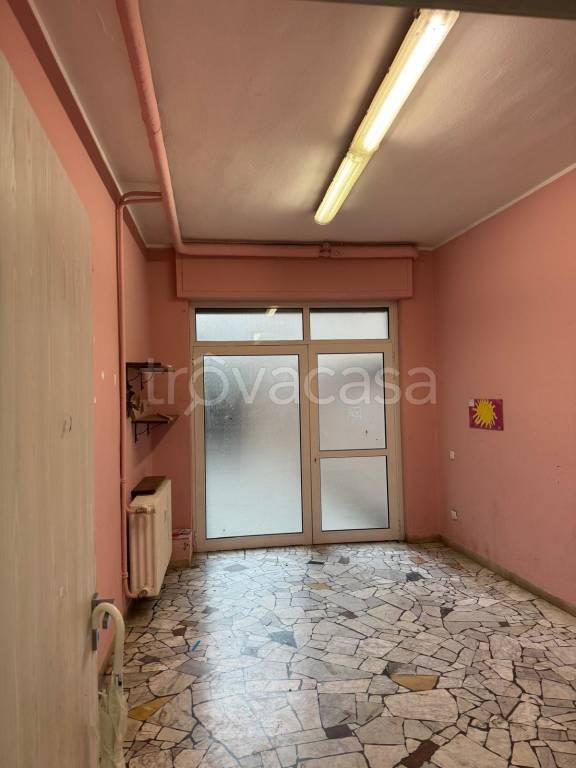 negozio in affitto a Milano in zona Baggio