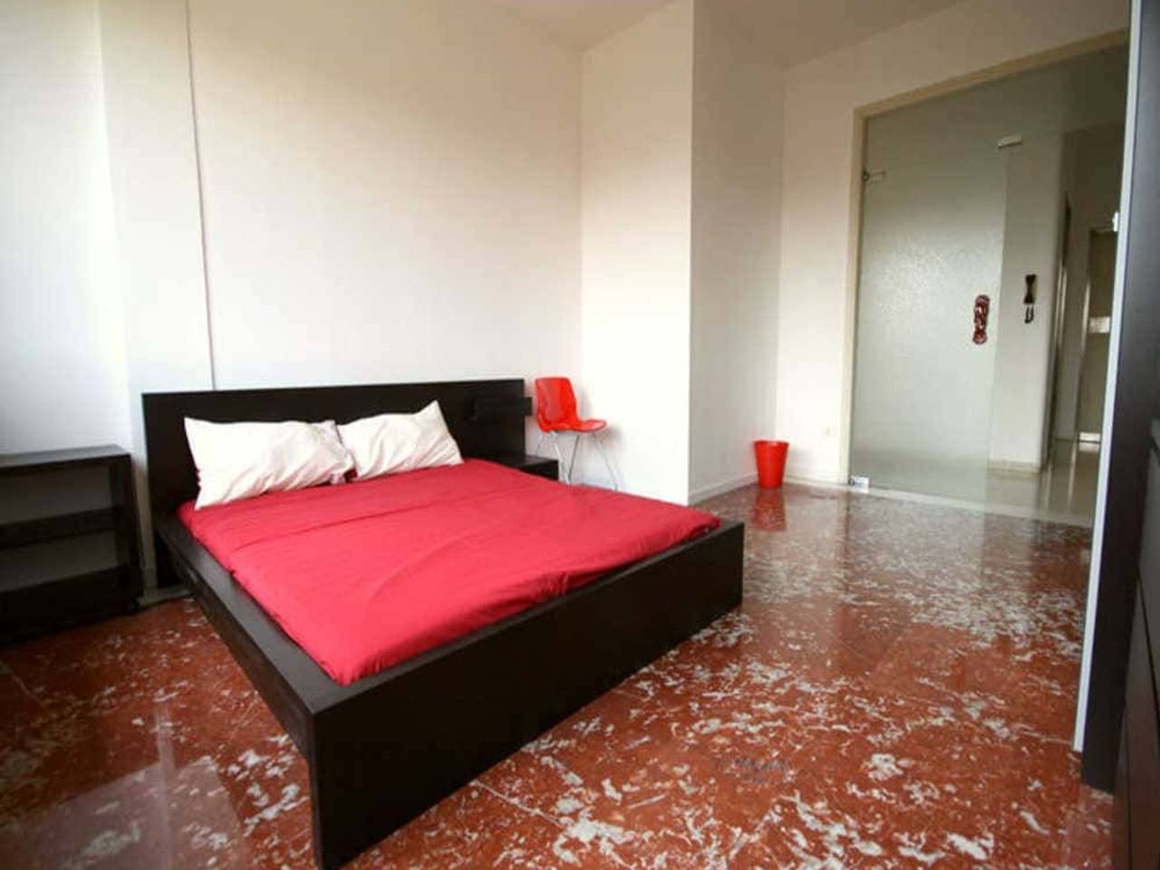 negozio in affitto a Milano in zona Montalbino