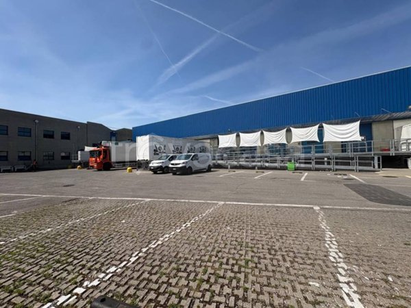locale commerciale in affitto a Milano in zona Affori
