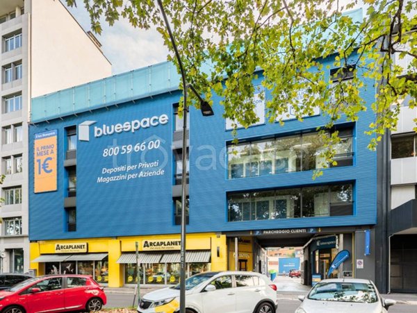 locale commerciale in affitto a Milano