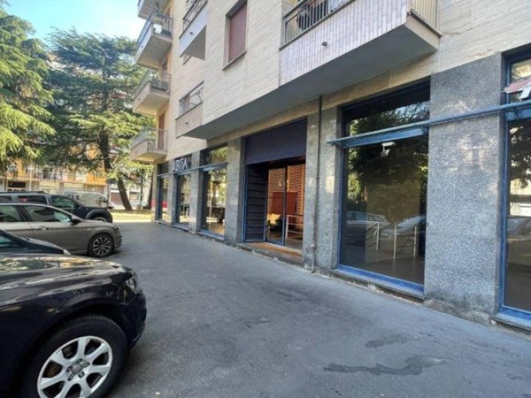 negozio in affitto a Milano in zona Rembrandt
