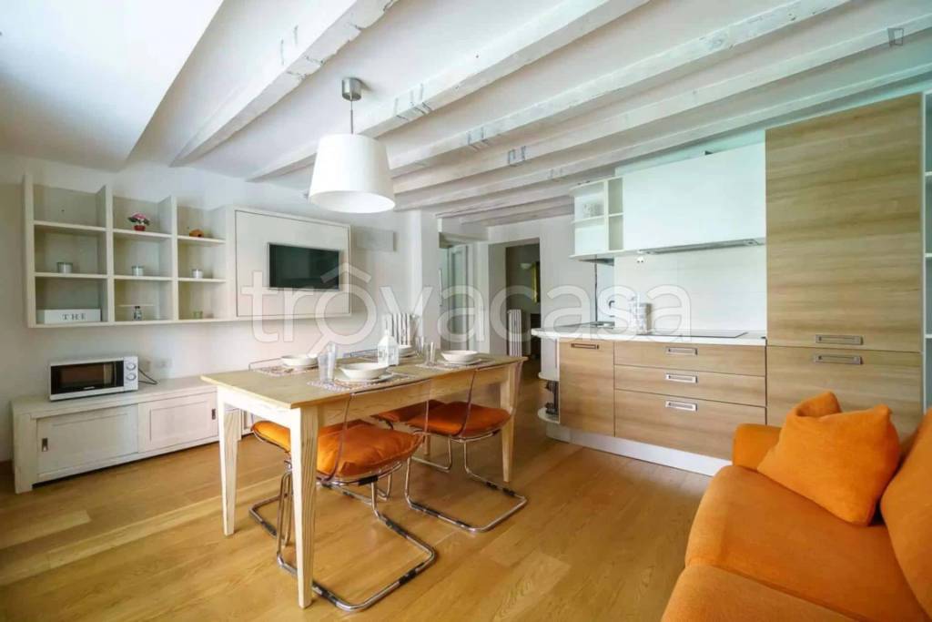 appartamento in affitto a Milano in zona Porta Nuova