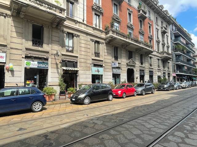 negozio in affitto a Milano in zona De Angeli