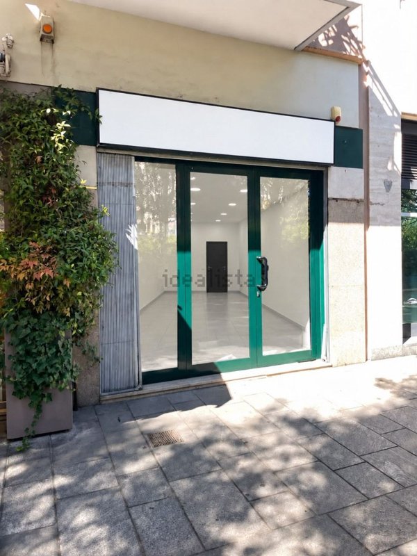 negozio in affitto a Milano in zona De Angeli