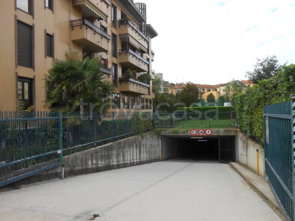 box auto in affitto a Milano in zona Isola