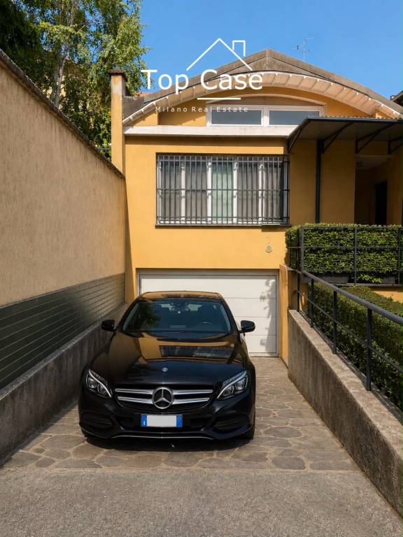 box auto in affitto a Milano in zona Isola