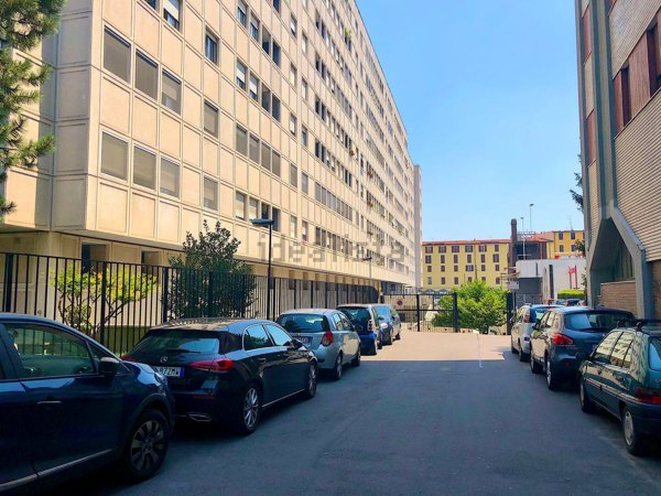 box auto in affitto a Milano in zona Isola