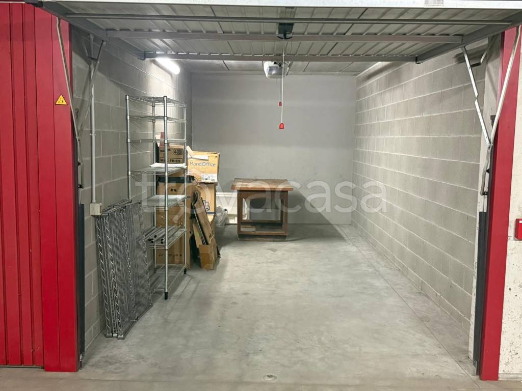 box auto in affitto a Milano in zona Isola
