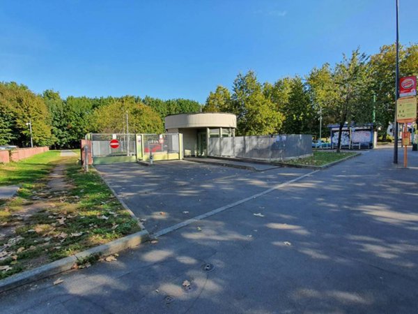 box auto in affitto a Milano in zona Bocconi