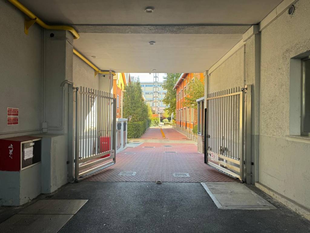 box auto in affitto a Milano in zona Bocconi