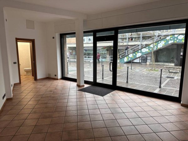 negozio in affitto a Novate Milanese