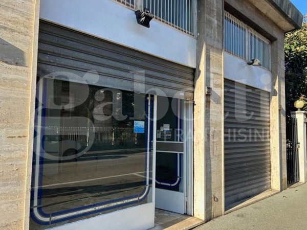 negozio in affitto a Novate Milanese