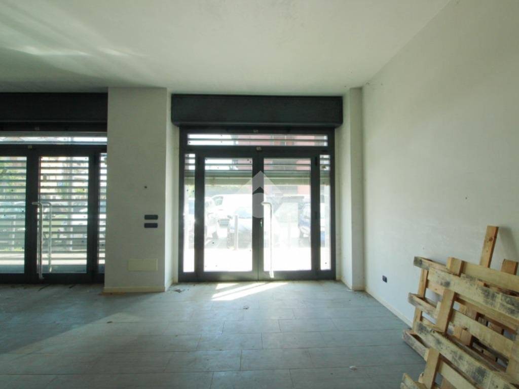 negozio in affitto ad Opera