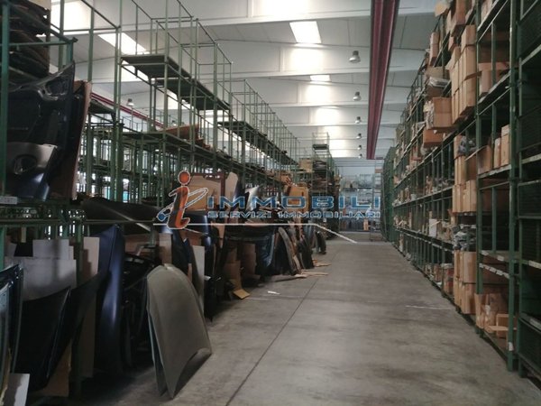 locale di sgombero in affitto ad Opera