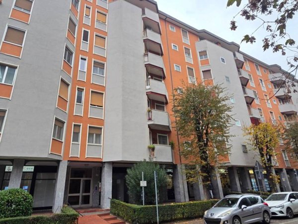 negozio in affitto ad Opera