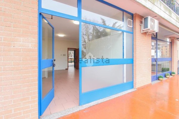 negozio in affitto ad Opera