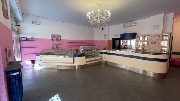 locale commerciale in affitto ad Ossona