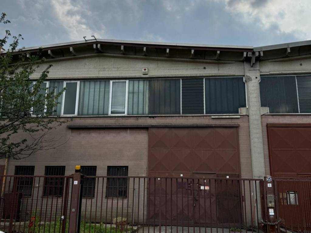 locale commerciale in affitto a Paderno Dugnano