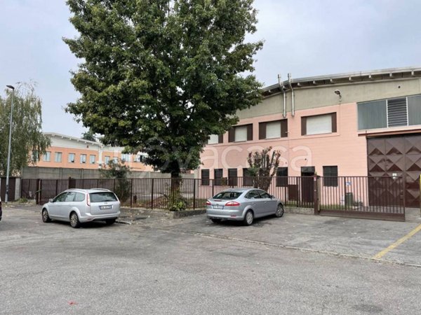 locale commerciale in affitto a Paderno Dugnano