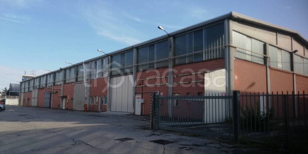 locale commerciale in affitto a Paderno Dugnano in zona Calderara
