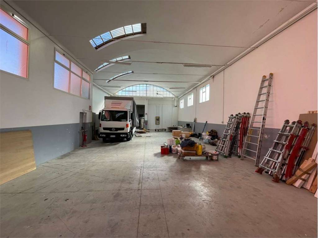locale commerciale in affitto a Paderno Dugnano