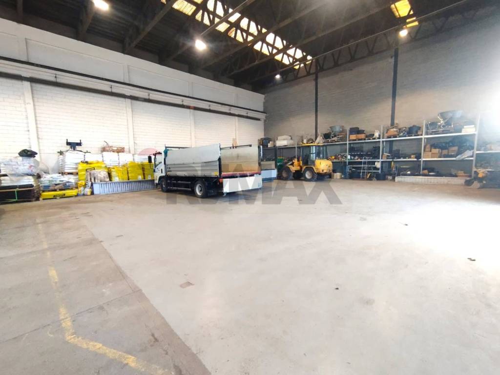 locale commerciale in affitto a Paderno Dugnano